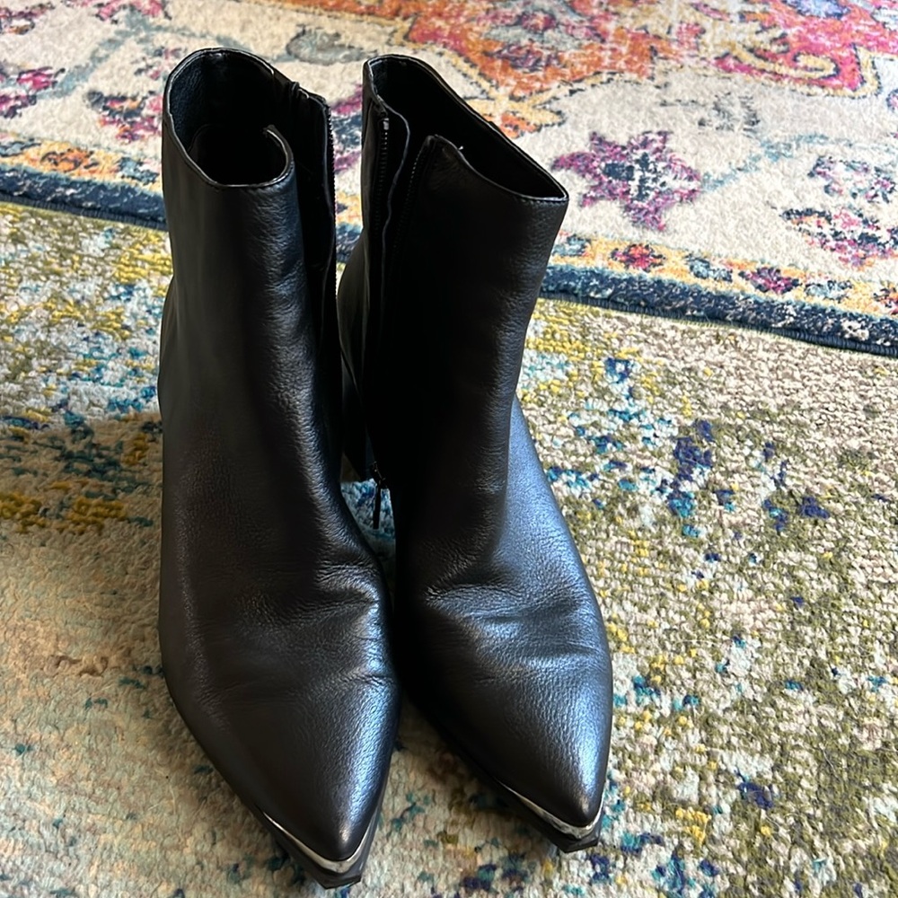 Kenneth Cole silver accented black leather boots in size 9.5M